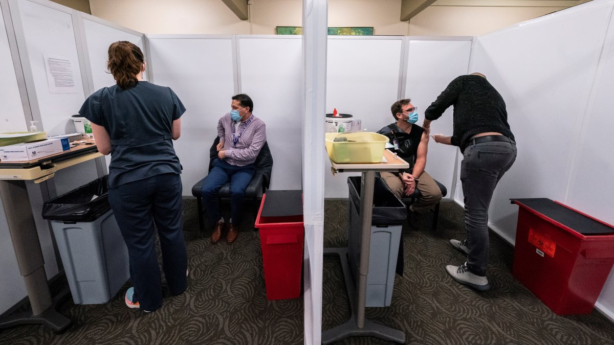 Las autoridades estadounidenses esperan aumentar en alrededor de un millar los centros de vacunación disponibles para miembros prioritarios, como sanitarios o ancianos, a partir de la semana próxima.