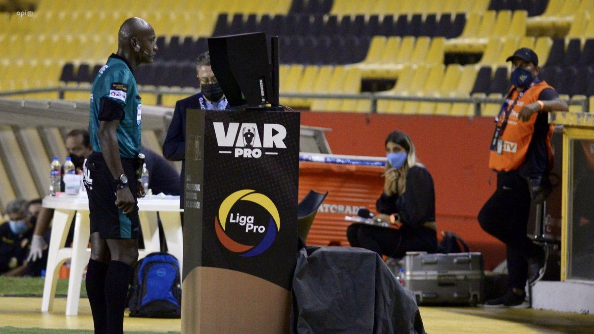 El árbitro Augusto Aragón observa el VAR en uno de los tres partidos de la LigaPro en los que ha sido utilizado.