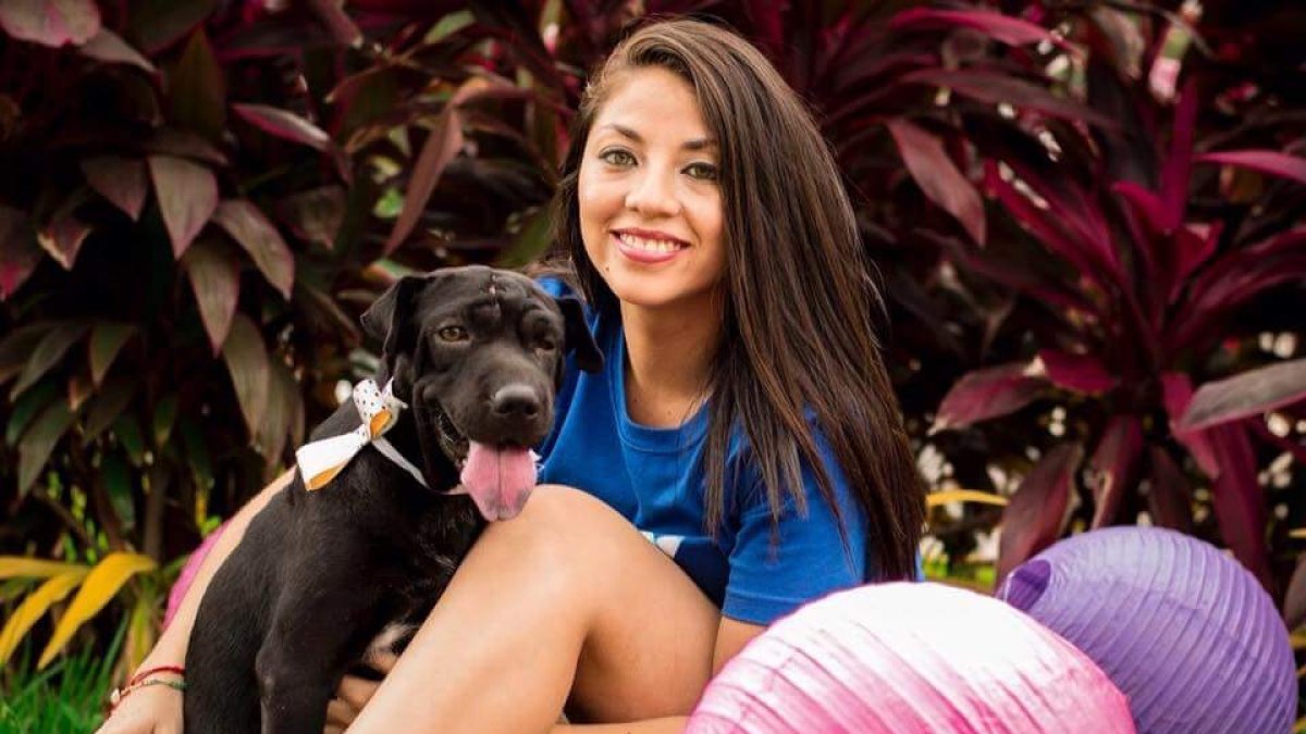 Katiuska Delgado posa junto a uno de sus rescatados. Es animalista desde hace 20 años.