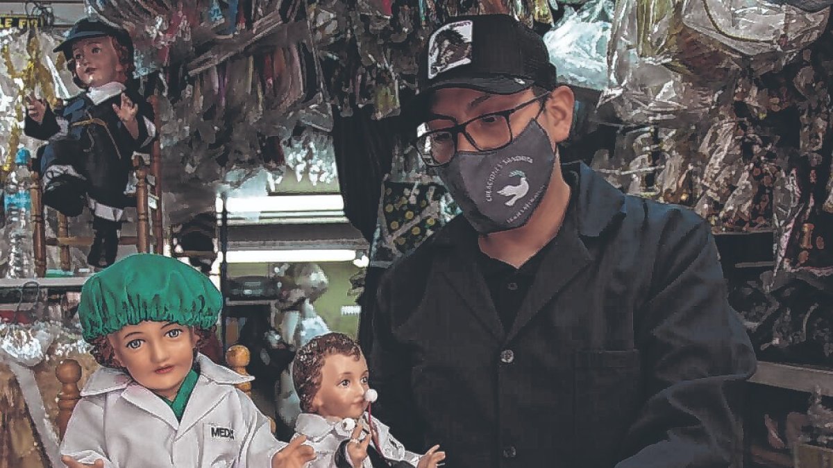 Los pedidos de nuevos atuendos para la figura religiosa crecen.