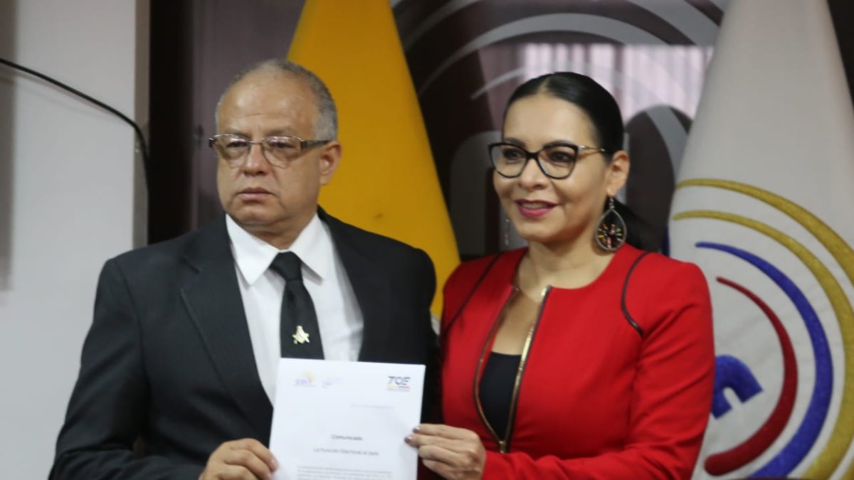 Documento. Atamaint y Cabrera firmaron ayer un escueto documento sobre la inamovilidad de las elecciones.