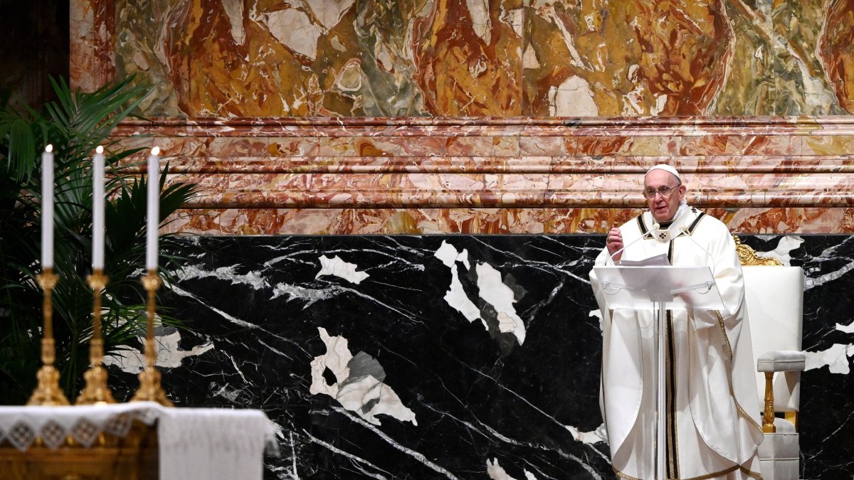 Vatican City (Vatican City State (holy See)), 24/12/2020.- Pope Francis during his homely as he leads a Christmas Eve mass to mark the nativity of Jesus Christ, at St Peter's basilica in the Vatican, 24 December 2020. (Papa) EFE/EPA/VINCENZO PINTO / POOL
