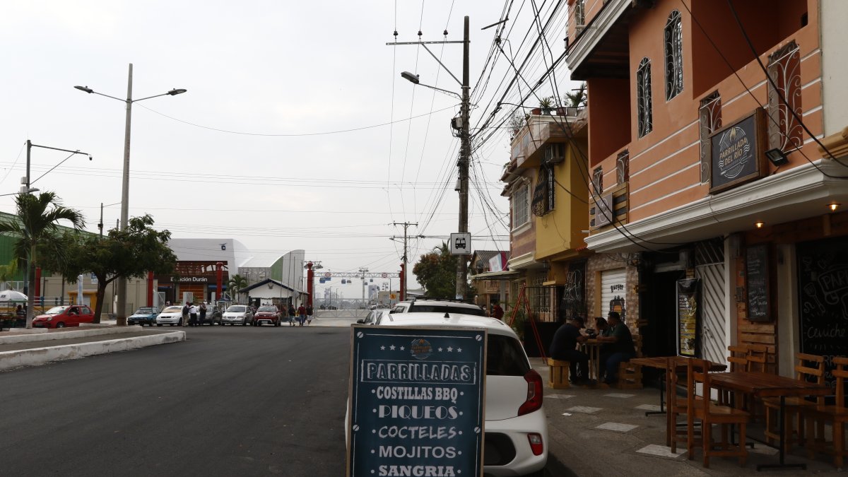 En la Abel Gilbert se ubica la estación de la aerovía. No hay grandes atractivos cerca.