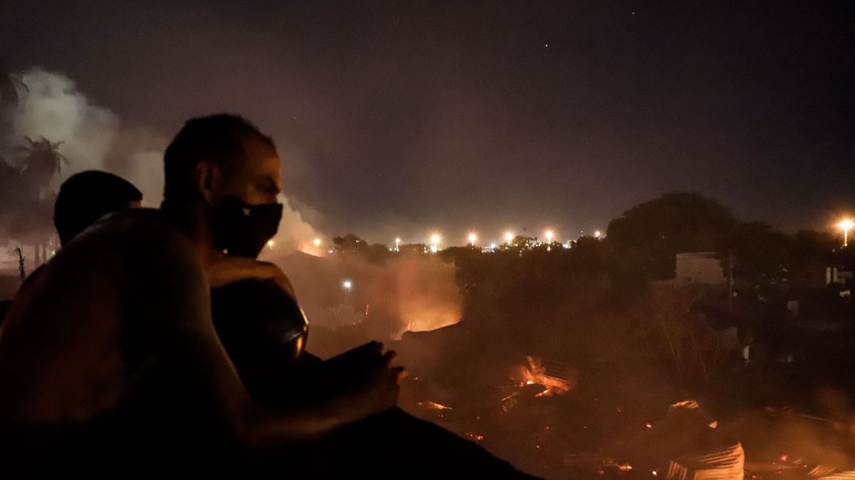 Moradores observan el incendio en Chacarita.