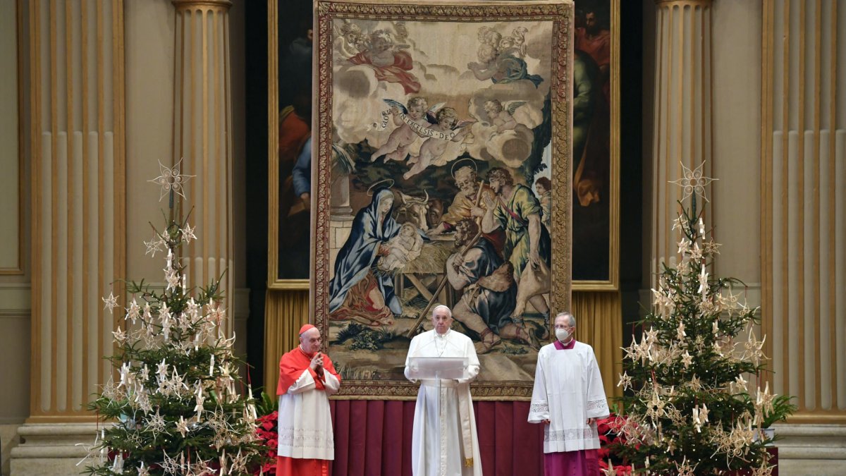 Una imagen proporcionada por los medios de comunicación del Vaticano muestra al Papa Francisco (C) entrega su mensaje de Navidad Urbi et Orbi en Benedizioni.