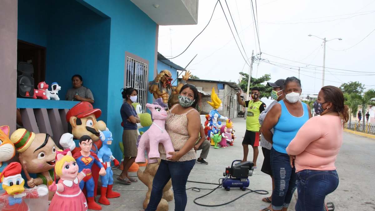 Un grupo de artesanos se han unido para ofertar lo que ellos llaman su mercadería, con el fin de no tener más pérdidas. Los venderán hasta el 6 de enero.