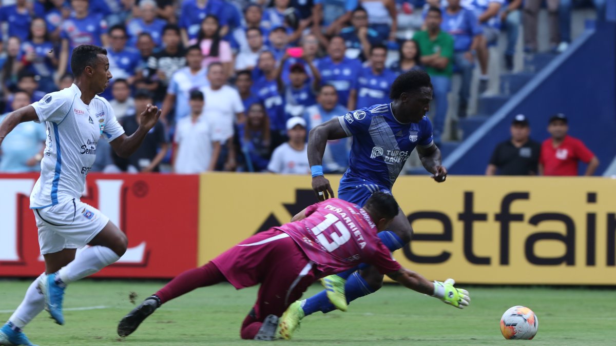 Roberto Ordóñez (d) tuvo una actuación aceptable este año en Emelec.Aucas lo tiene en la mira.