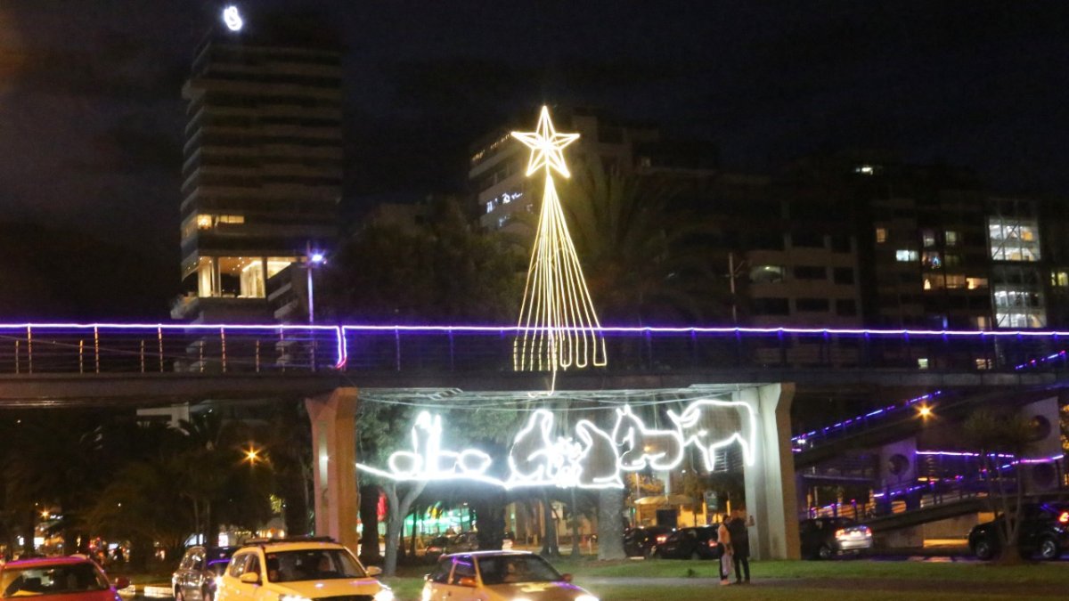 Pese a la pandemia y a las restricciones de movilidad, el Municipio de Quito mantuvo la tradición de decoración navideña 