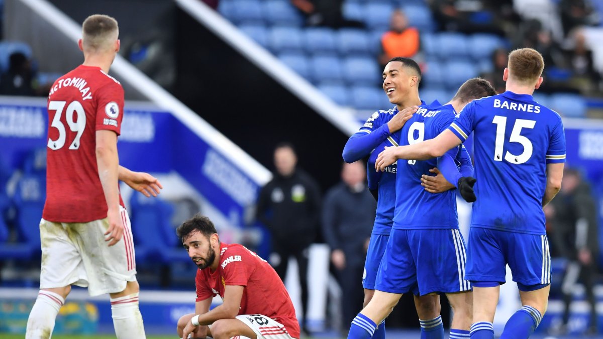 Jamie Vardy (9) de Leicester celebra con sus compañeros la jugada que terminó con el autogol rival y el definitivo 2-2.