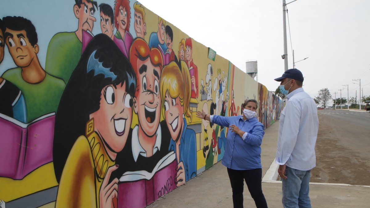 El mural. El túnel del tiempo cómic tiene 220 metros de largo por 3 metros de ancho, un total de 660 metros cuadrados de extensión.