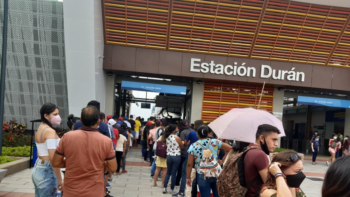 En la estación de la Aerovía en Durán se formó una larga columna de usuarios.