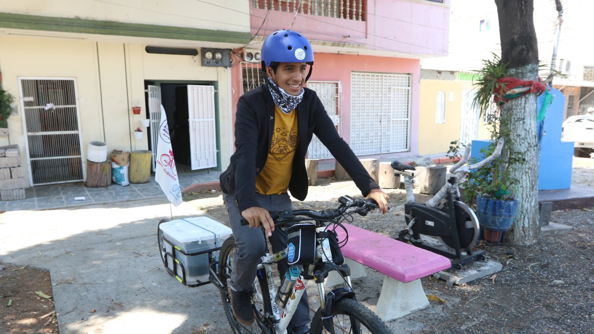 Alberto Hidalgo, activista quien lleva consigo la bandera del ciclismo.