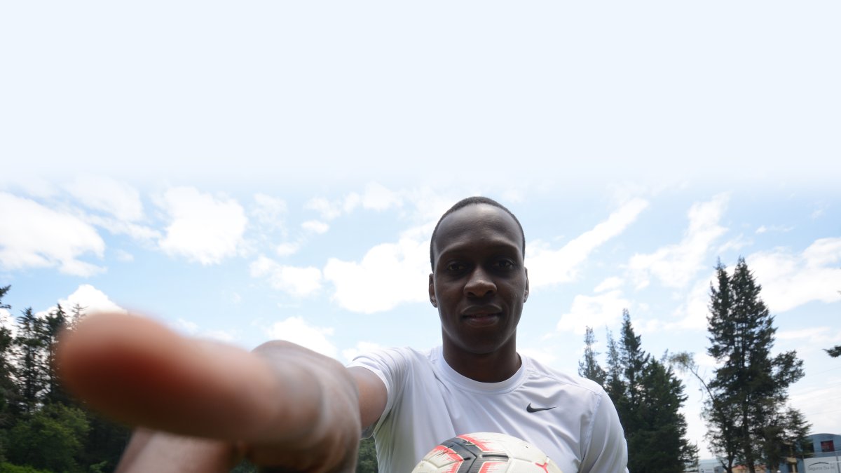 El defensa colombiano, Yúber Mosquera, seguirá una temporada más en el cuadro camarata.