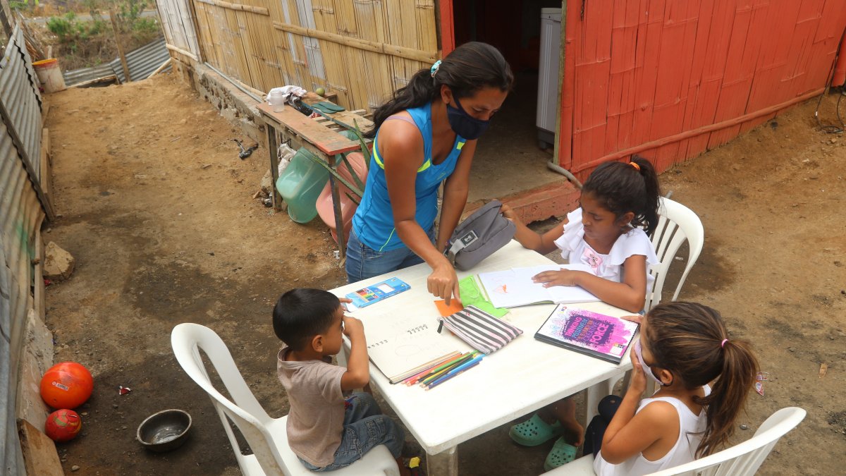 En los patios de las casas de Monte Sinaí, muchos niños buscan seguir sus estudios a pesar de no estar matriculados en una escuela.