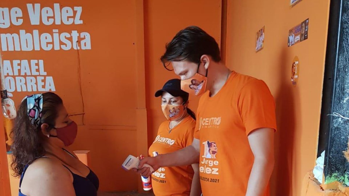 Tomar la temperatura es parte del protocolo en los eventos de Centro Democrático.