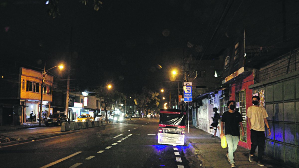 En la calle Ernesto Albán deambulan jóvenes que piden dinero con exigencia. Si el peatón no les da, más adelante lo asaltan. Arrimada a la pared, una persona en actitud sospechosa.