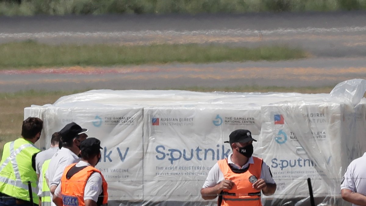 Operarios descargan, el 24 de diciembre de 2020, de un avión de Aerolíneas Argentinas los primeros contenedores de la vacuna rusa Sputnik V contra la covid-19.