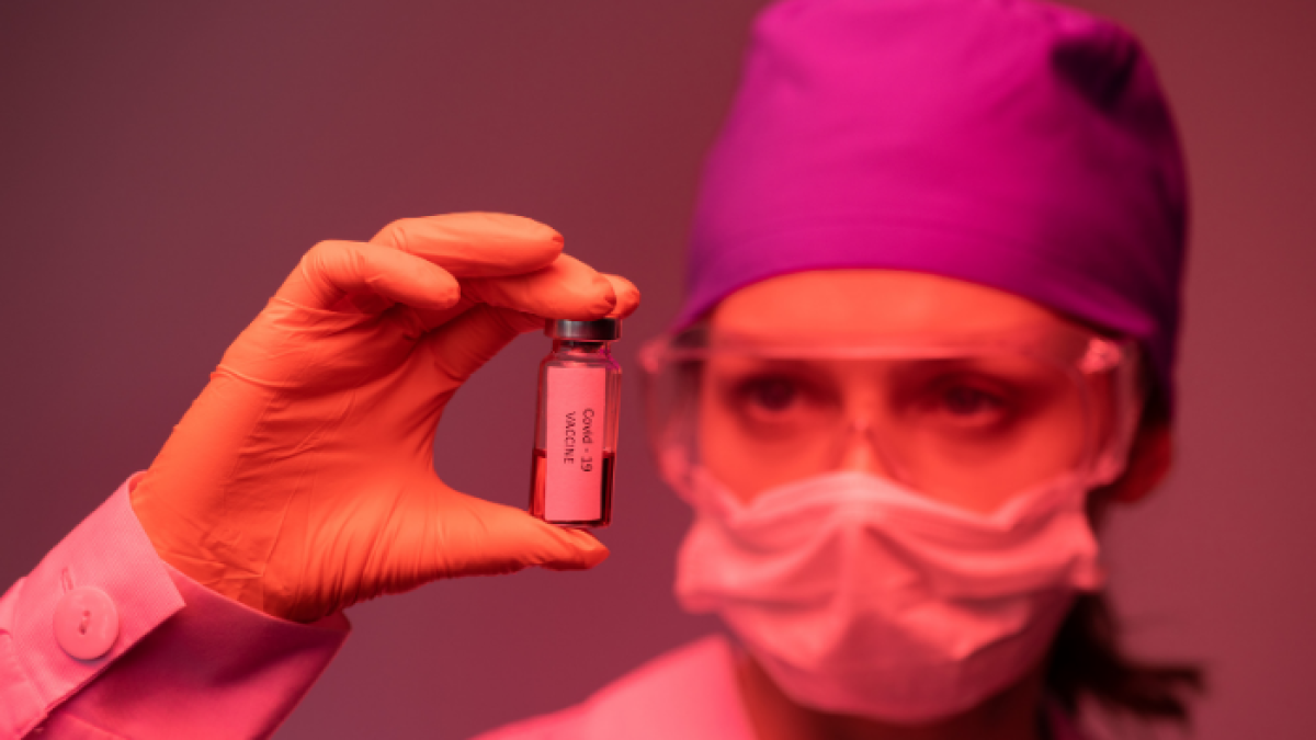 La OMS ha explicado que los virus son naturalmente susceptibles a mutar, pero que los cambios que experimentan no necesariamente cambian algo esencial en ellos.