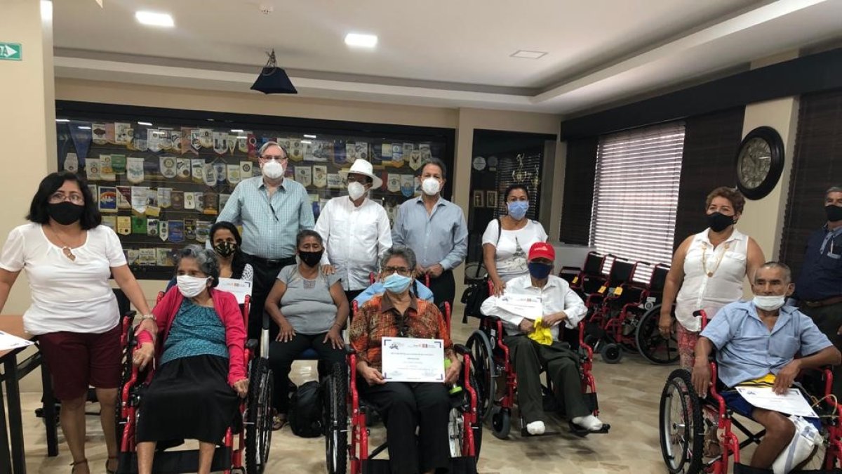 Los miembros del club acudieron a Salitre para donar sillas de ruedas.