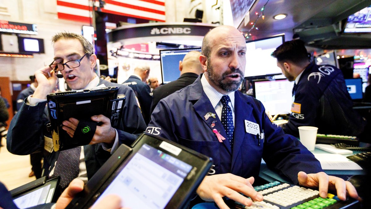 Intermediarios financieros observan el desarrollo del mercado en la Bolsa de Nueva York, Estados Unidos.