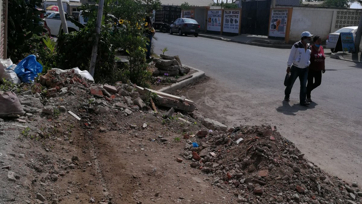 Entorno. Así como se observa en la imagen, permanecen la mayoría de aceras del cantón. Hay desde pedazos de concreto, hasta basura en los sitios.