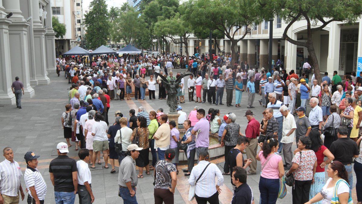 Así eran las filas para pagar los impuestos prediales fuera del Municipio de Guayaquil años atrás. Este año, por el coronavirus, se van evitar estas columnas.