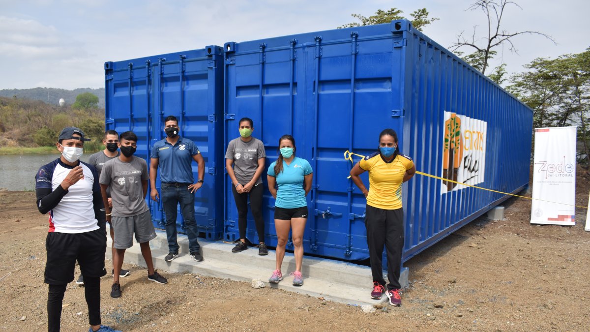 Algunos de los canoístas junto a los contenedores adaptados.