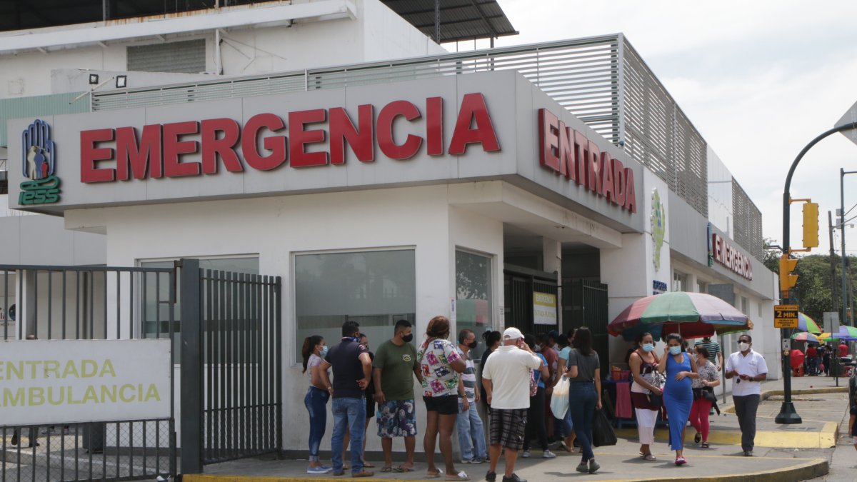 La emergencia del hospital del IESS del sur Guayaquil ayer, lunes 28 de diciembre de 2020.