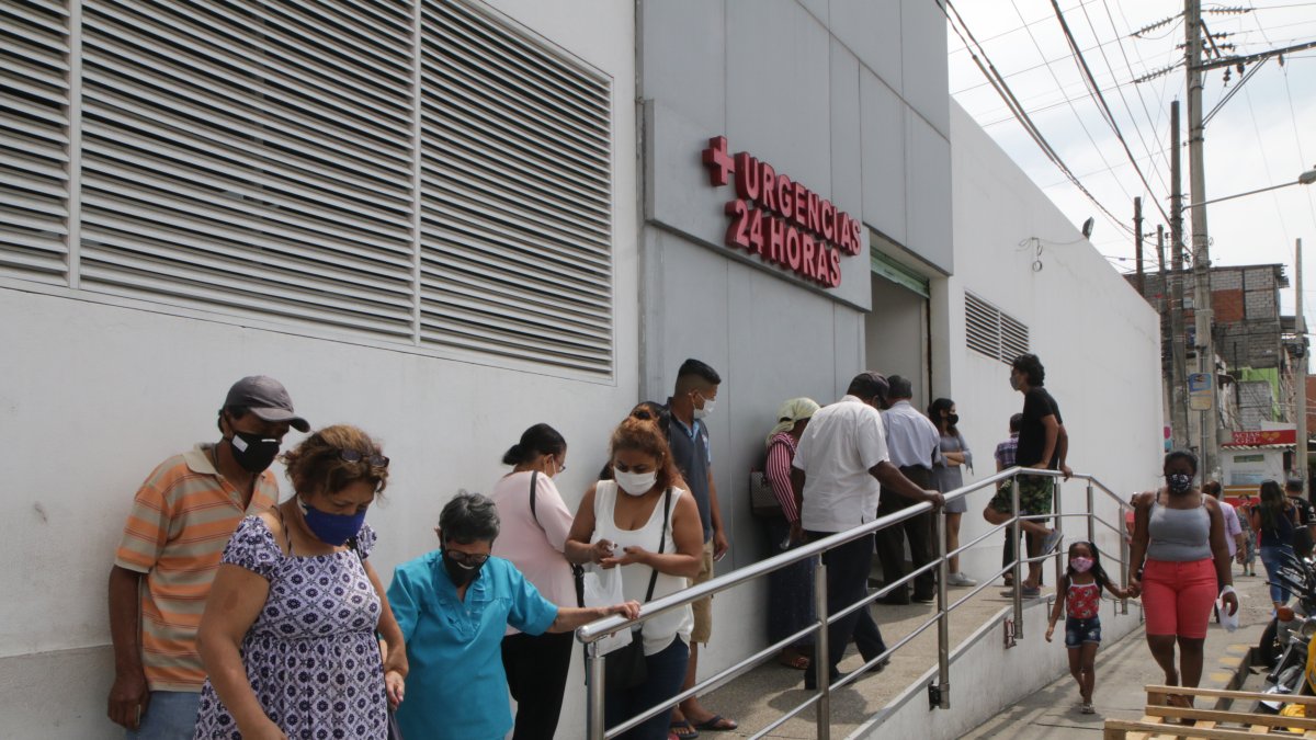 Panorama. En los exteriores de las salas de urgencias de hospitales también han llegado más personas.