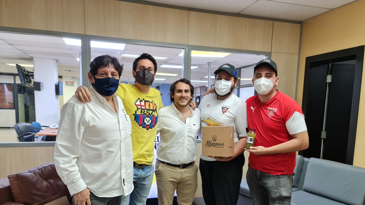 Oswaldo Carrea y Ramiro Bonilla, hinchas de Liga de Quito (d), fueron los vencedores.