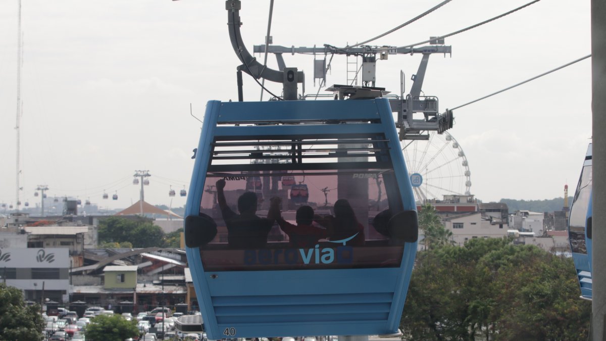 El sistema de transporte de Aerovía viajando de Durán a Guayaquil.