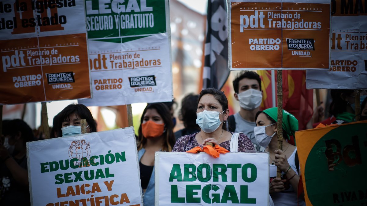 Cientos de personas participan en una manifestación a favor del Proyecto de ley sobre el Aborto legal en Buenos Aires (Argentina).