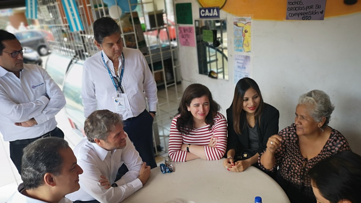 Ángelo Caputi, primero desde la izquierda, en una de las visitas a una microempresaria, junto con funcionarios del BID-Invest.