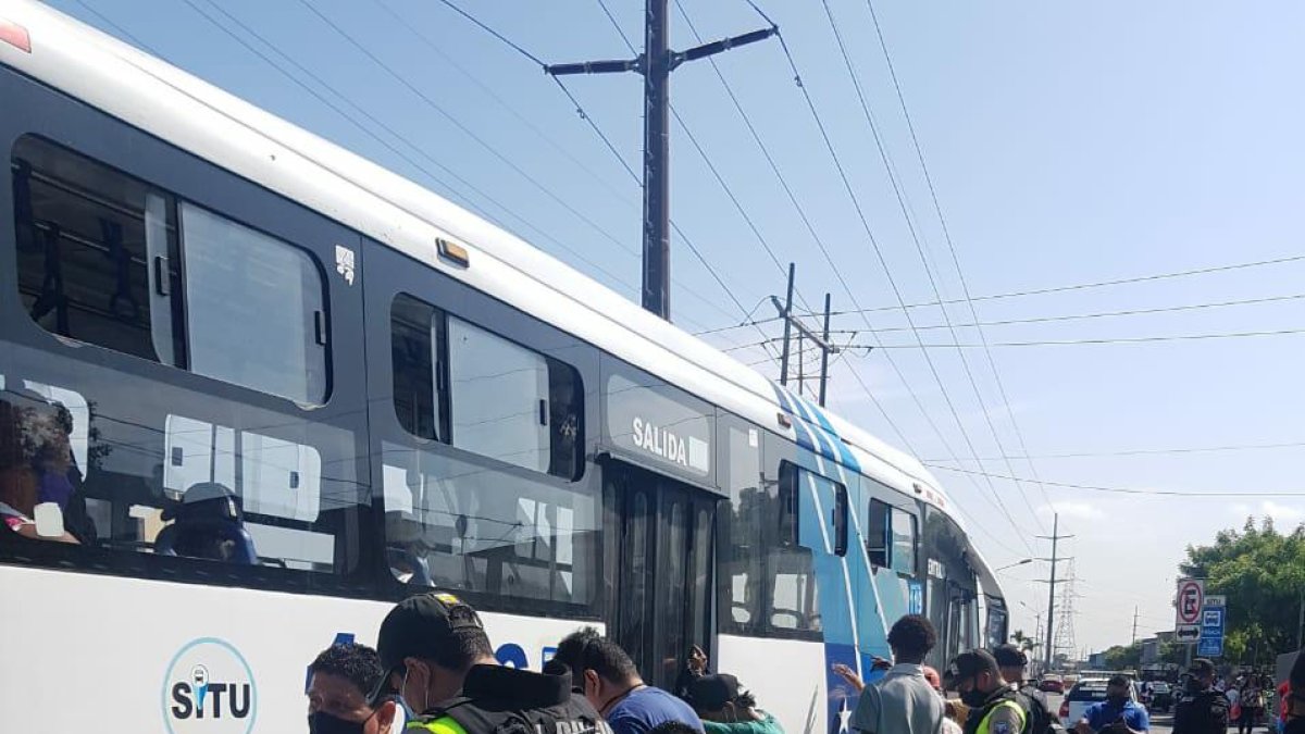 La Policía realiza operativos en Guayaquil y Quito para evitar aglomeraciones de hinchas.