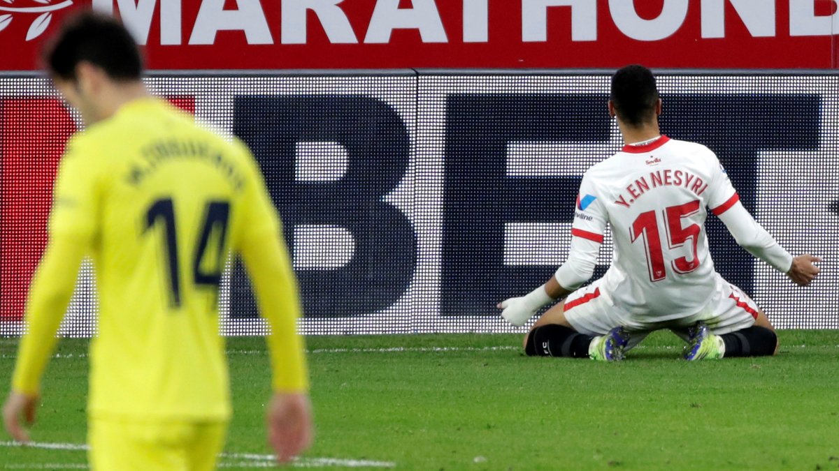Youssef En-Nesyri festeja el segundo gol del Sevilla ante el lamento de Manu Trigueros