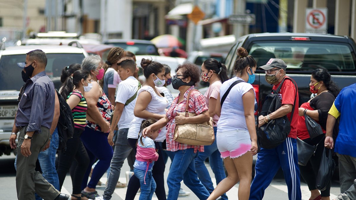 Personas caminan en una calle de la ciudad de Guayaquil (Ecuador).