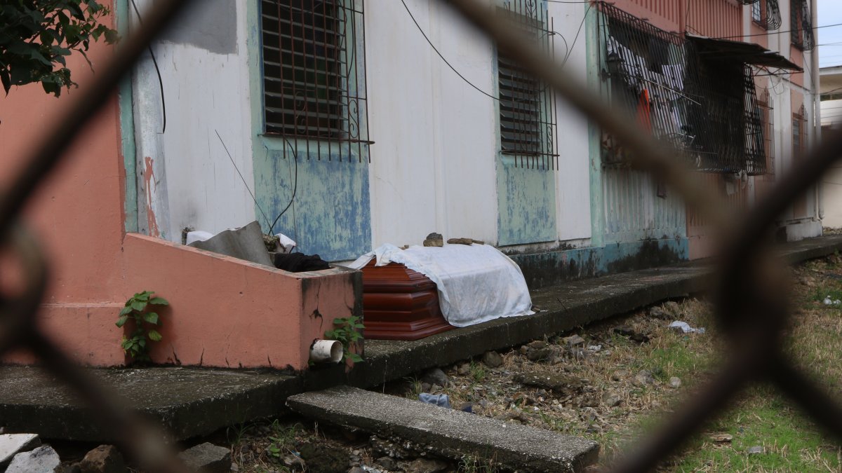 En marzo, las personas dejaban los ataúdes de sus deudos en la calle ante el colapso de las funerarias