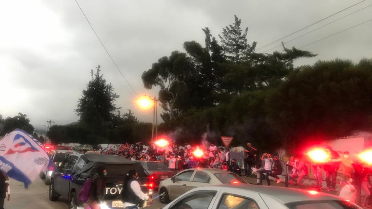 Los hinchas de Liga de Quito estuvieron en el redondel de El Condado. La policía tuvo problemas para alejarlos del lugar. El tráfico se volvió imposible