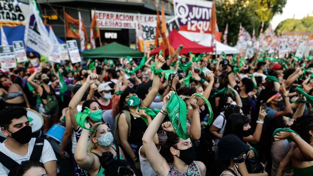 Aunque hay menos gente que en ocasiones anteriores, hay movilizaciones convocadas en distintas ciudades del país y la misma plaza sigue siendo un hervidero.