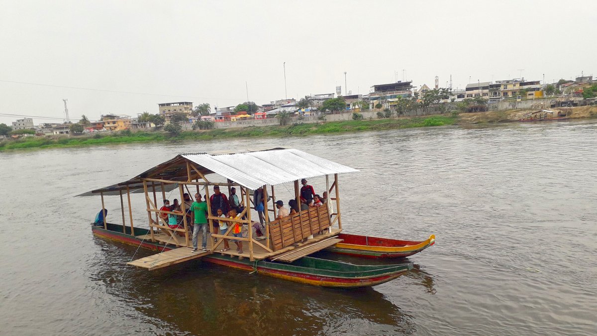Nave. La población de Colimes unió dos canoas con una tabla y le puso techo para poder cruzar el río Daule.