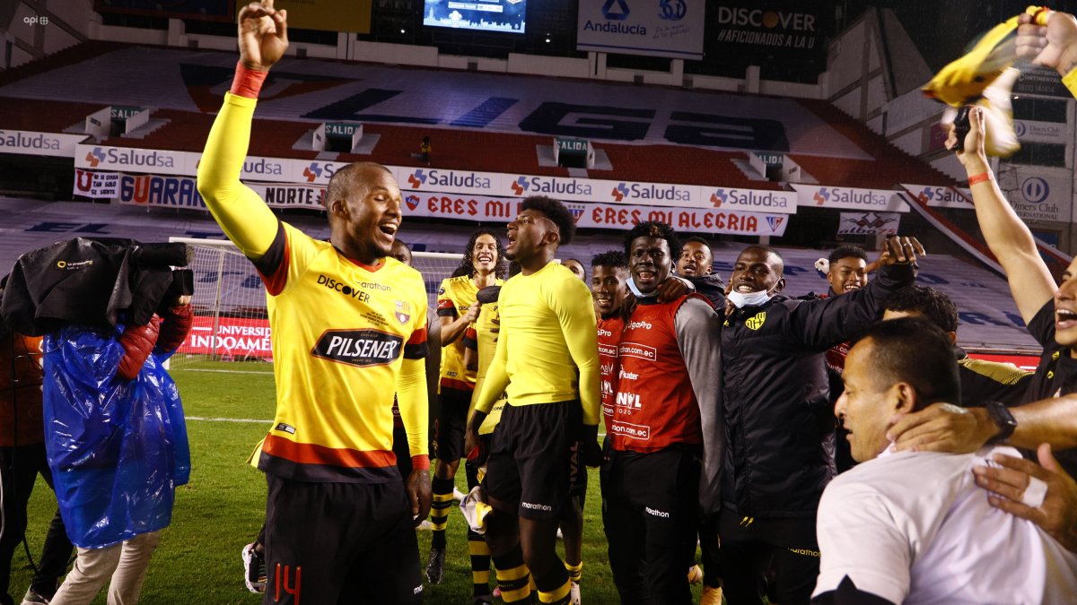Los integrantes de Barcelona celebraron su nueva corona en el estadio donde nunca han ganado.