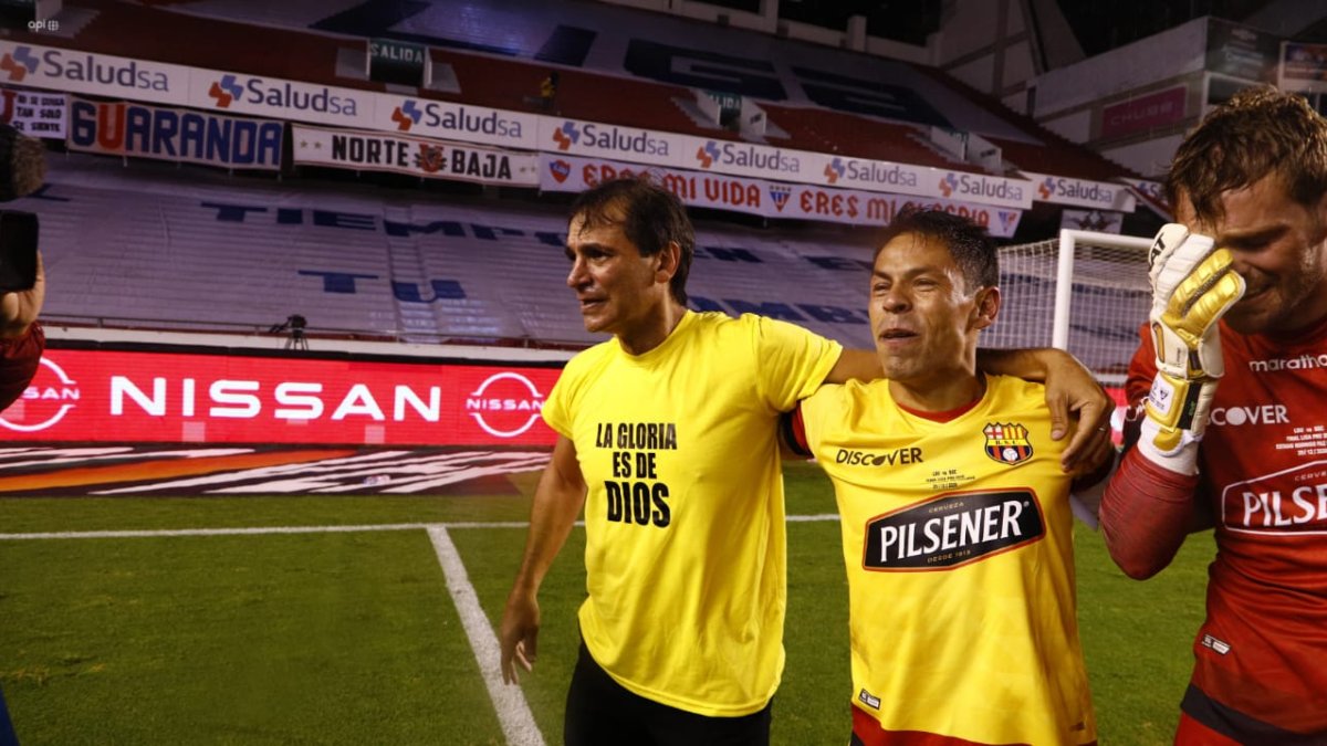 El director técnico de Barcelona, Fabián Bustos, abrazado con el capitán del equipo, Matías Oyola.