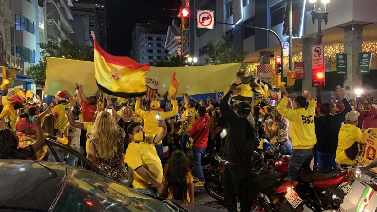 Hinchas del equipo canario durante festejos en el Boulevard 9 de Octubre.