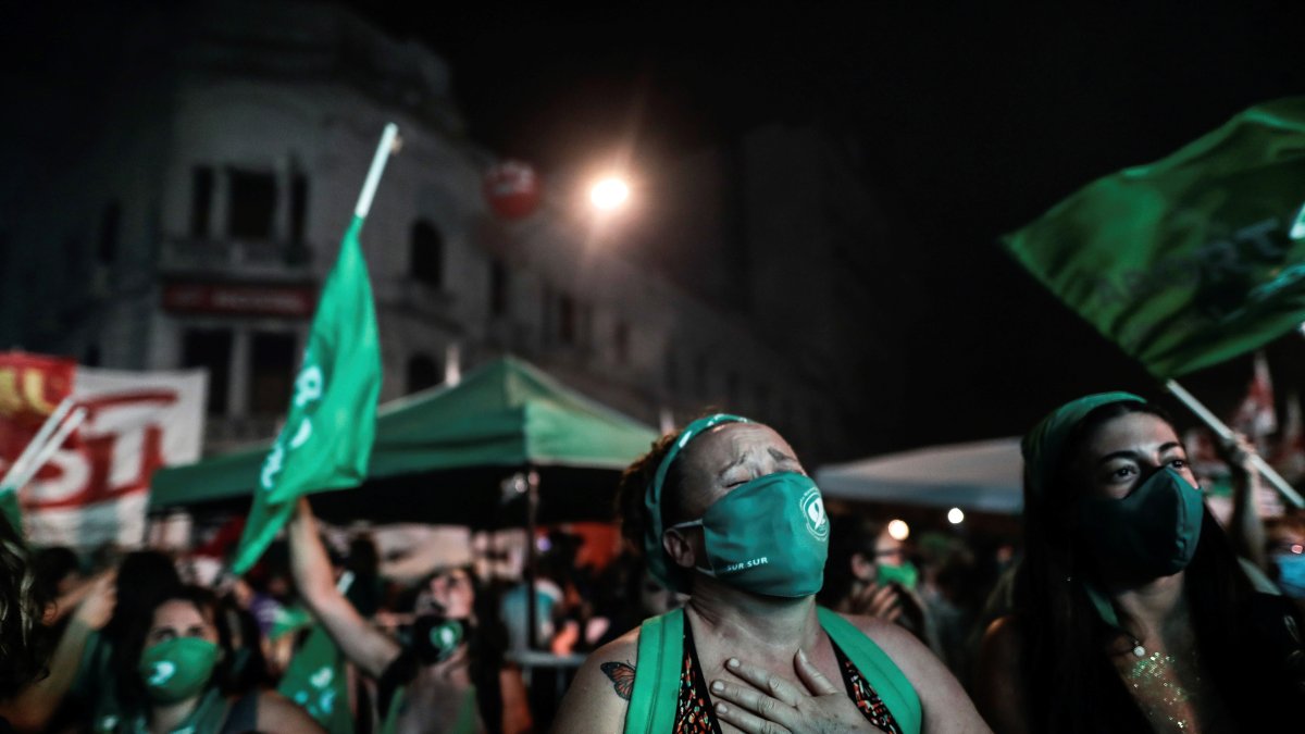 Cientos de miles de personas festejan la despenalización del Aborto después de que se aprobase en el Senado este miércoles en Buenos Aires, Argentina.