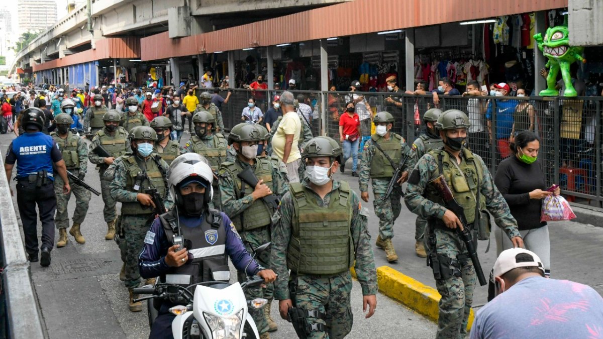 Miembros de la Fuerza Armada ingresa a la bahía de Guayaquil, para hacer un operativo para retirar pirotecnia.