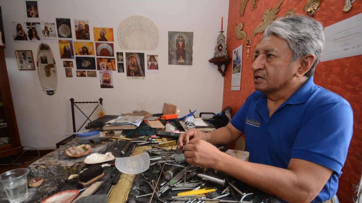 Germán Campos es uno de los últimos orfebres de la Escuela Quiteña. Desde hace siete años tiene su taller en la Casa de Artes 989 de La Ronda.