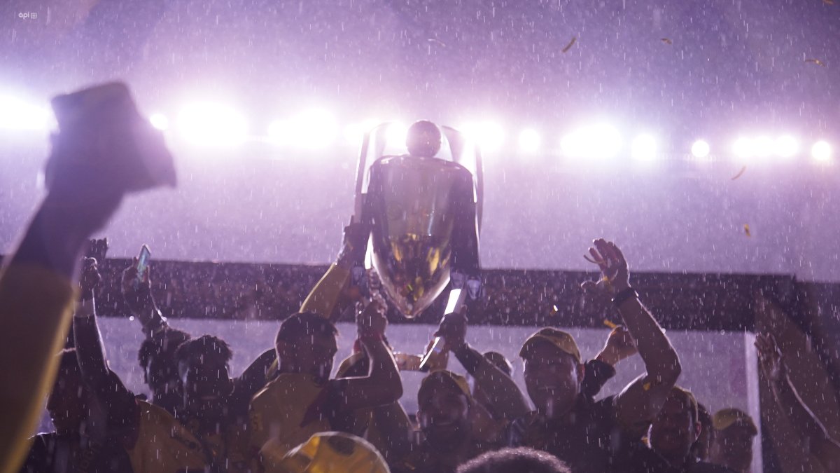 Los jugadores de Barcelona festejaron a media luz la corona 16 en el estadio Rodrigo Paz.