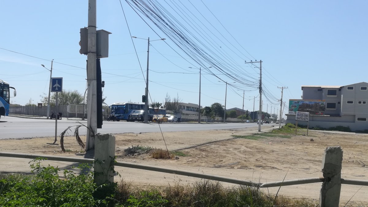 Salinas. En la avenida Carlos Espinoza Larrea hay tramos donde los tallarines están enredados y cuelgan casi hasta llegar al piso.