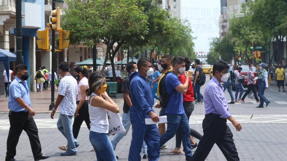 Guayaquil es otra ciudad después de la COVID-19, una que debe usar mascarilla y tiene restricciones de movilidad. Su gente sigue en pie de guerra.