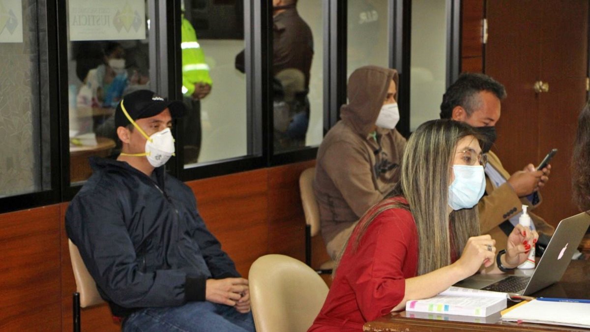 El exasambleísta Mendoza (izq.) fue sentenciado a 50 meses de prisión por delincuencia organizada en el caso del hospital de Pedernales.